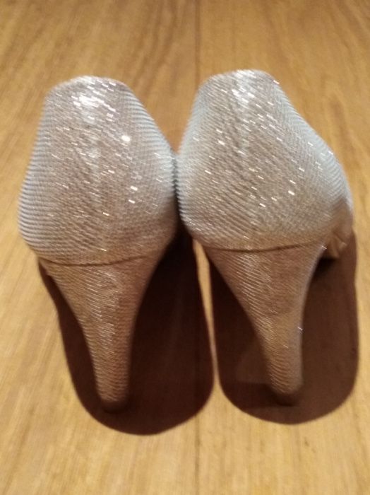 Sapatos beje c brilho n. 36 - novos