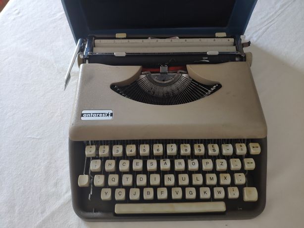 Máquina de escrever antiga Antares