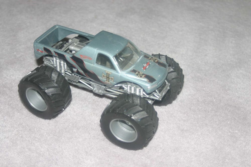 1:24   Hot Wheels Monster Truck Triple H WWE 2004