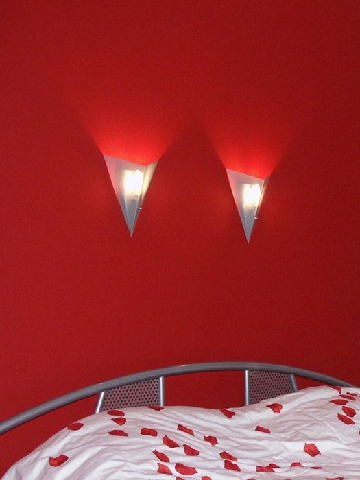 Metalowe kinkiety trójkątne – perforowane, klimatyczne światło, 2 szt.