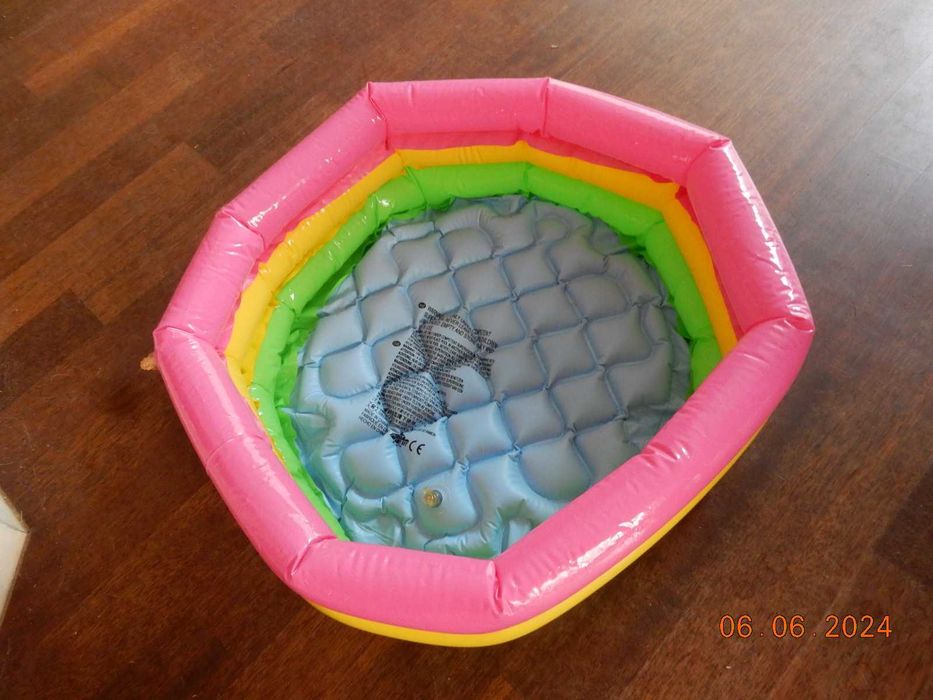 zestaw dmuchanych zabawek do wody: basenik, piłka oraz motylki