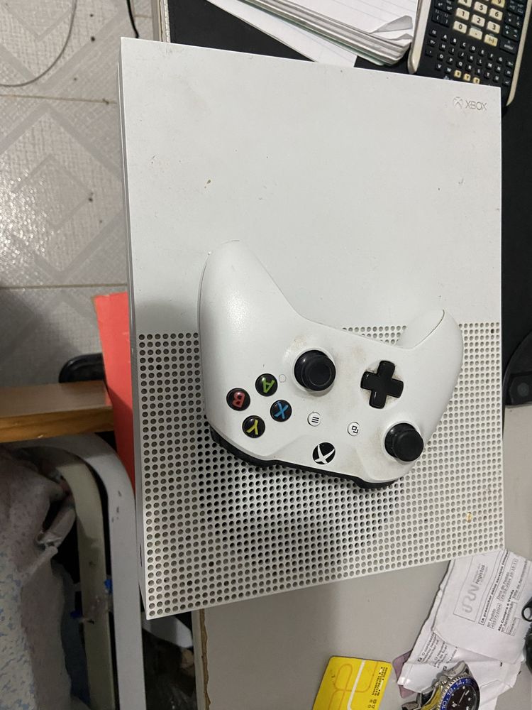 Xbox one S com 1 comando