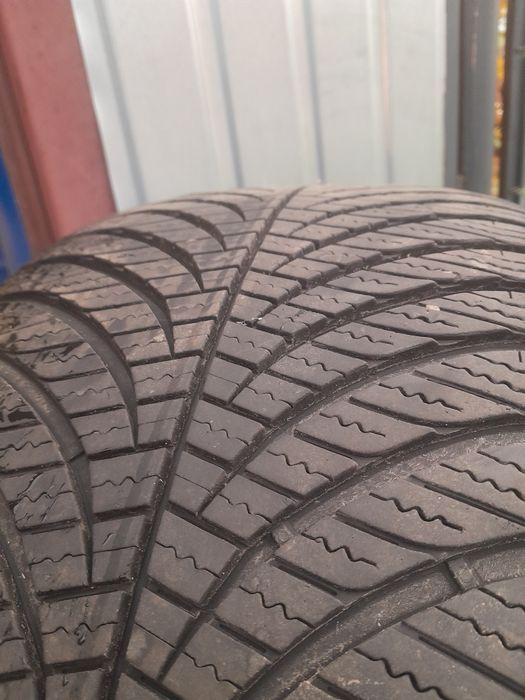Opony zimowe  Good year  235/45/17