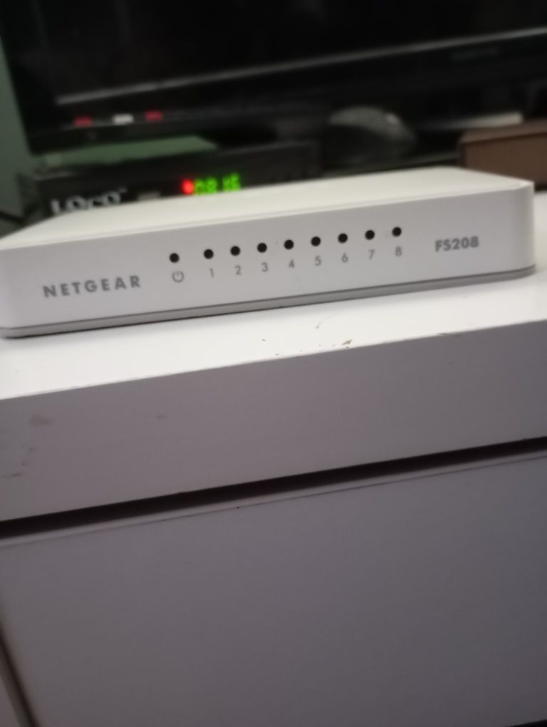 Netgear fs208 używany