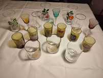 COPOS de sumo, licor, uísque ou aperitivos