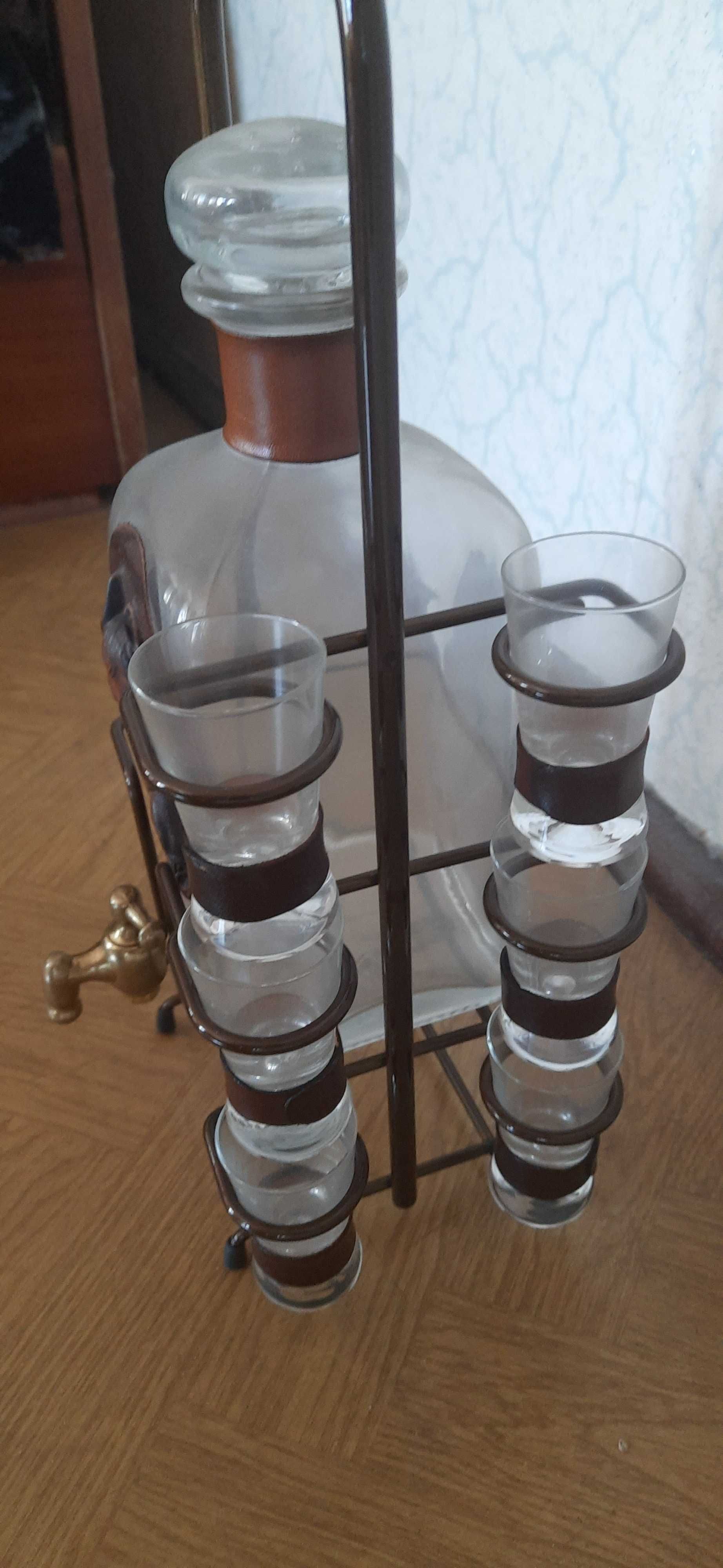Karafka z kranikiem i kieliszkami