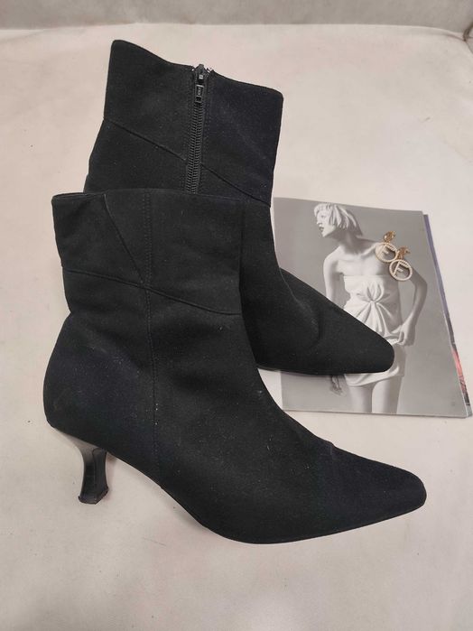 Ботинки ботильйоны черные на каблуке под замш
Essens