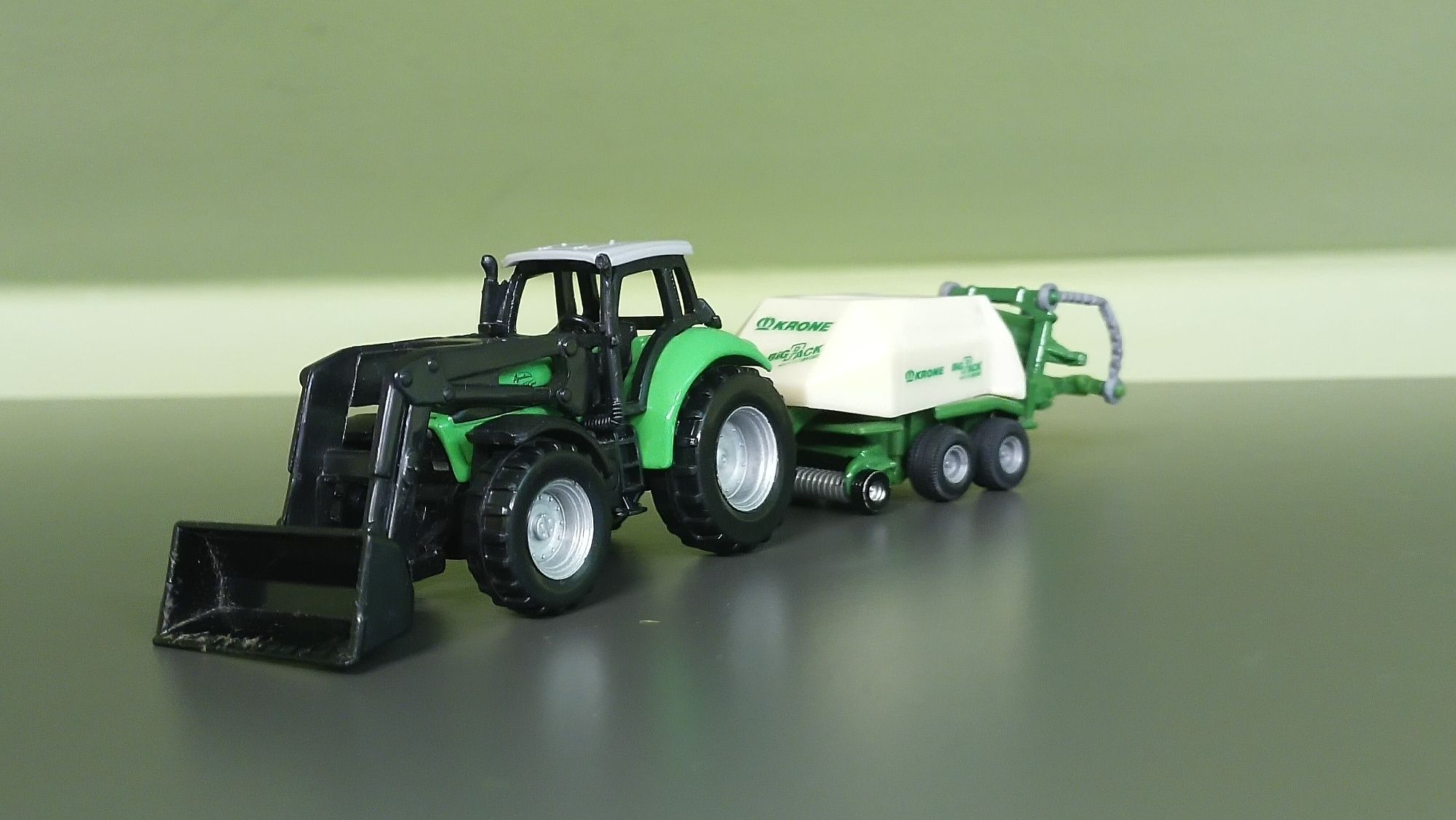 Siku traktor Deutz Fahr prasa 1:87