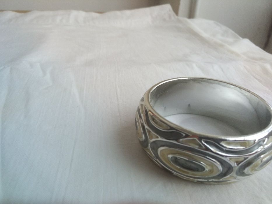 Pulseira cinzenta e branca, como nova