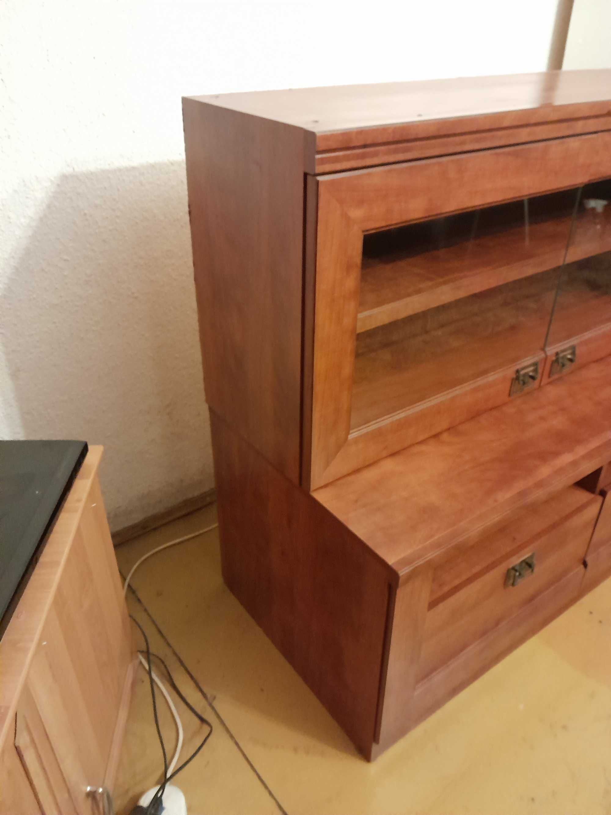 Meble:komoda, szafka pod telewizor i szafa wisząca.