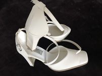 Buty ecru na obcasie