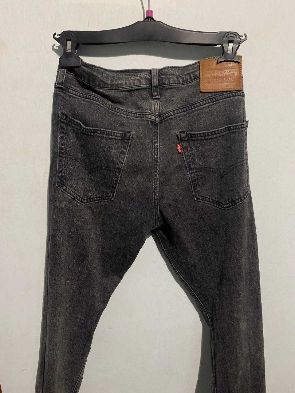 Серые джинсы Levis