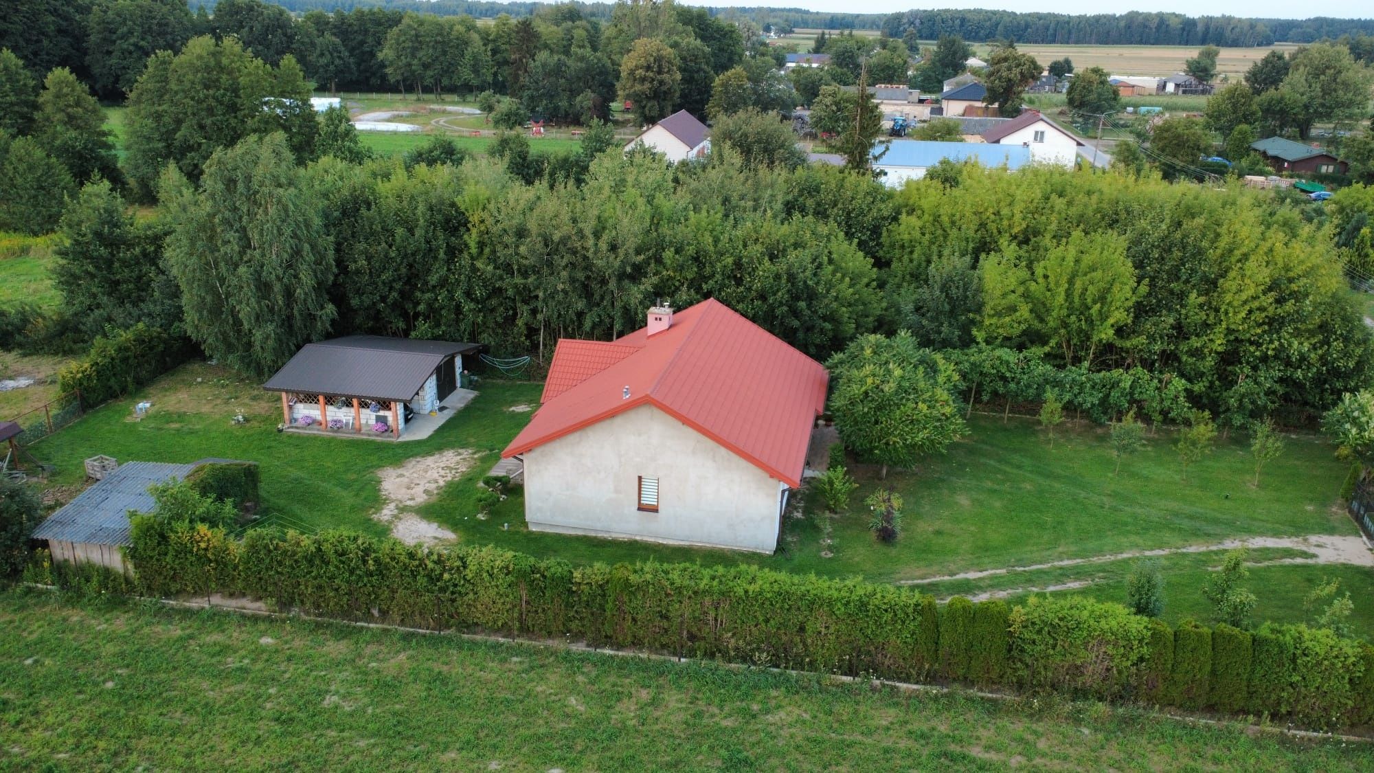 Dom jednorodzinny z działką 55A i garażami.