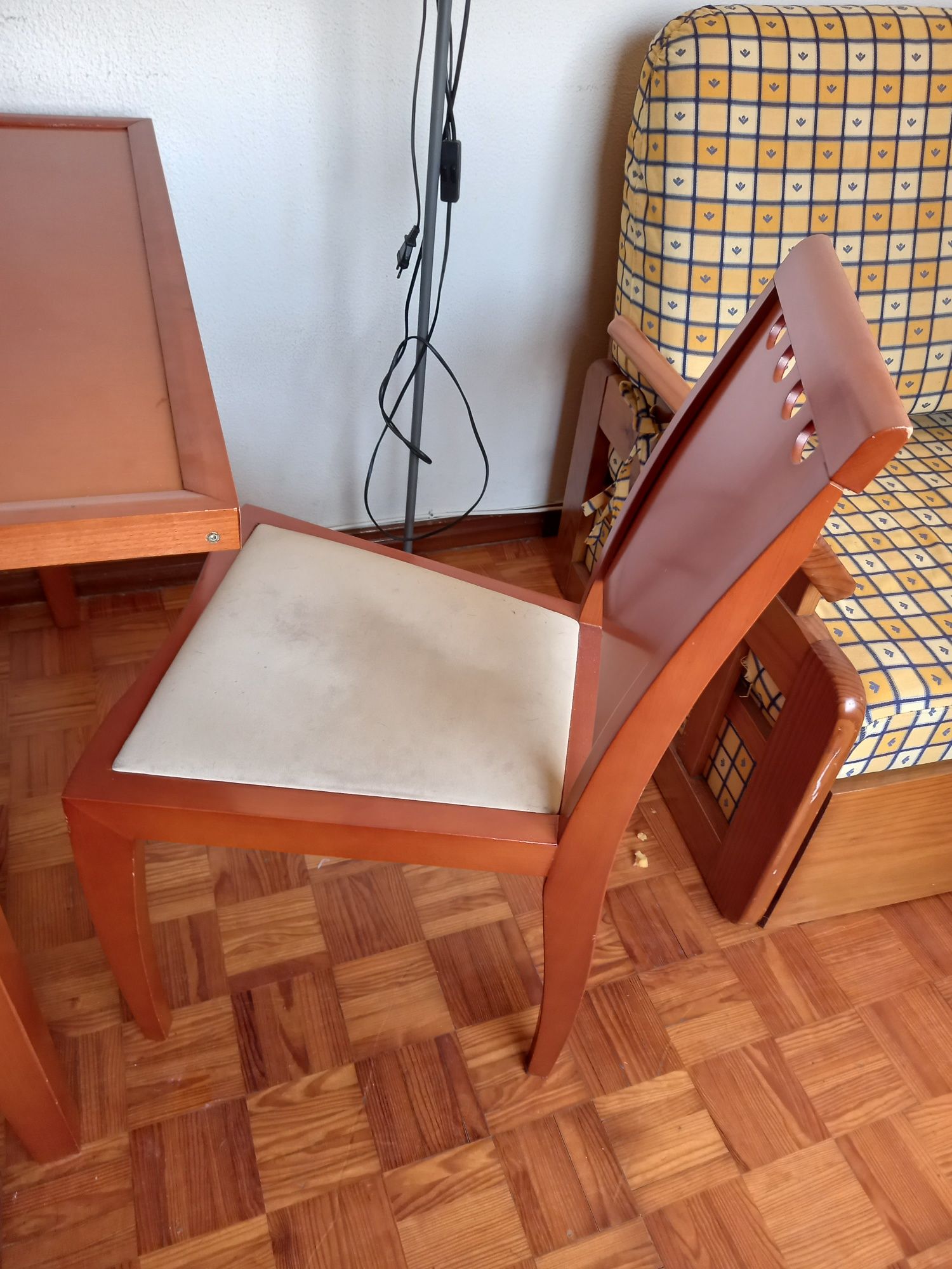 Mesa quadrada extensível com 4 cadeiras