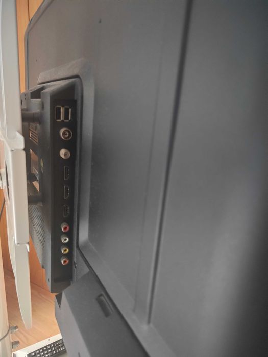 Tv 32” com base móvel Leva o Entretenimento Para Onde Quiseres!