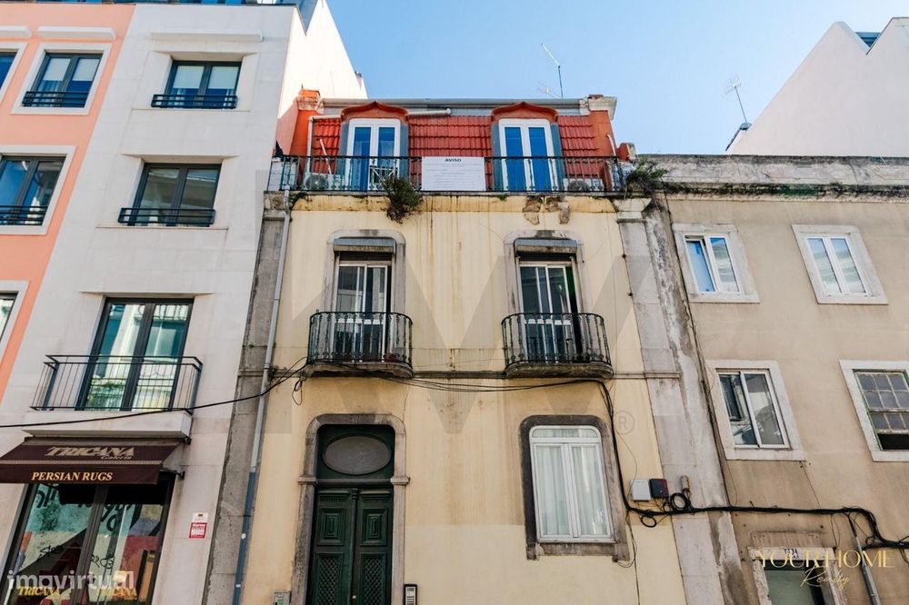 T2+1 para remodelar na prestigiada Rua de São Bento, Lisboa
