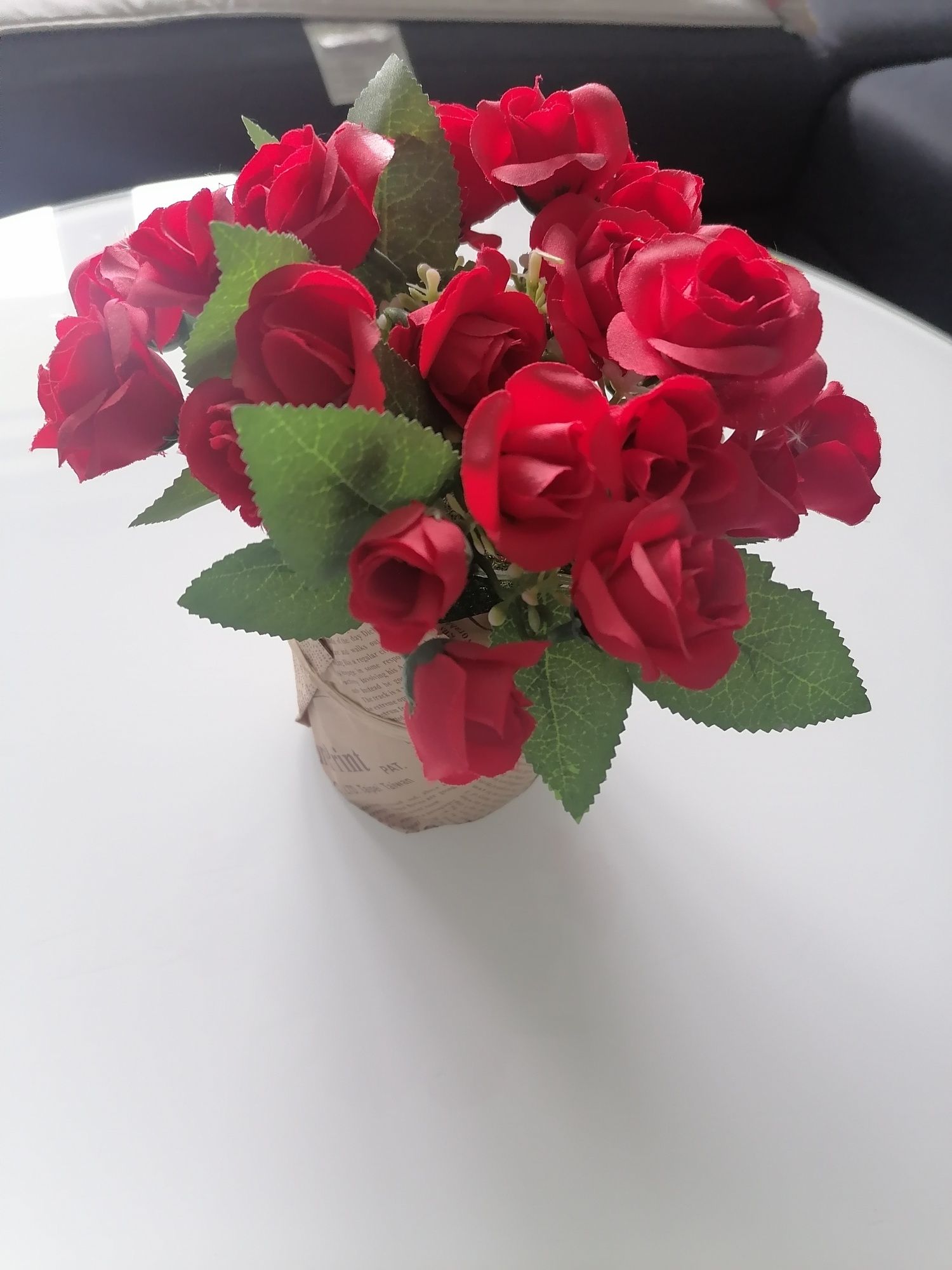 Róże ozdobne w papierowej doniczce