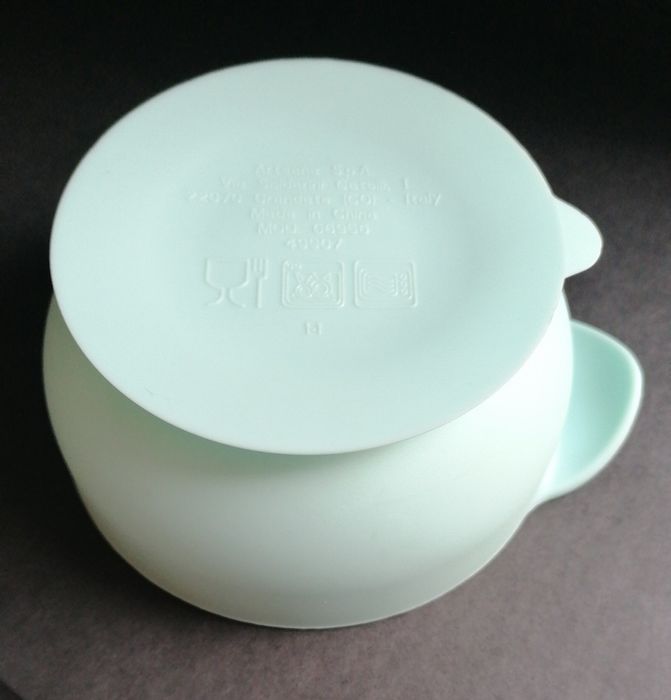 Conjunto da Chicco composto por taça com ventosa e colher em silicone.