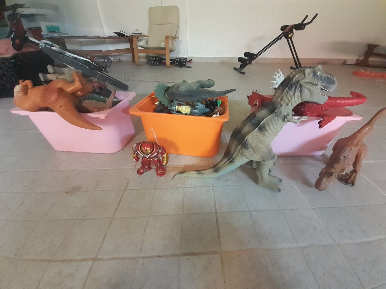 Vendo 4 caixas cheias de brinquedos