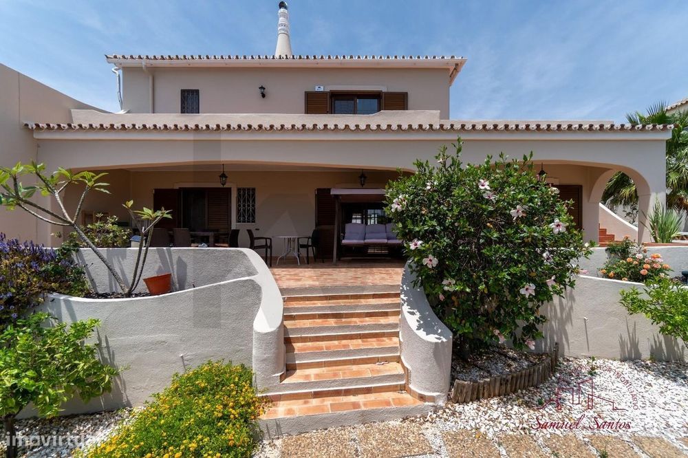 Moradia T5 com Piscina, Painéis Solares e Excelente Localização – Loul