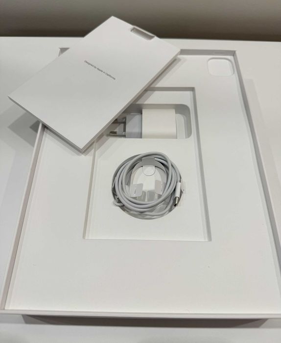 iPad Pro 12,9″ (5. gen) + Logitech Combo Touch, case Spigen - stan bdb