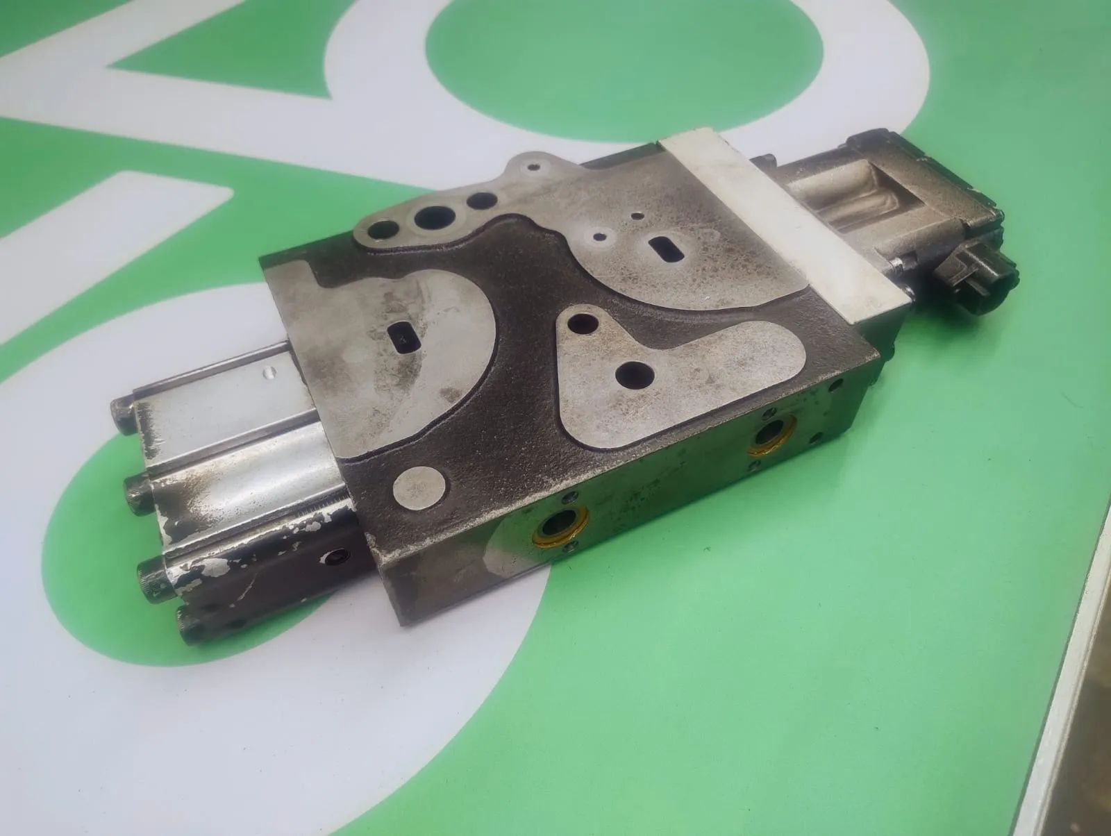 Sekcja rozdzielacza 87325538 84478195 Elektrozawór EHR Case Puma