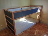 Beliche/cama reversível Kura, IKEA com cortinas