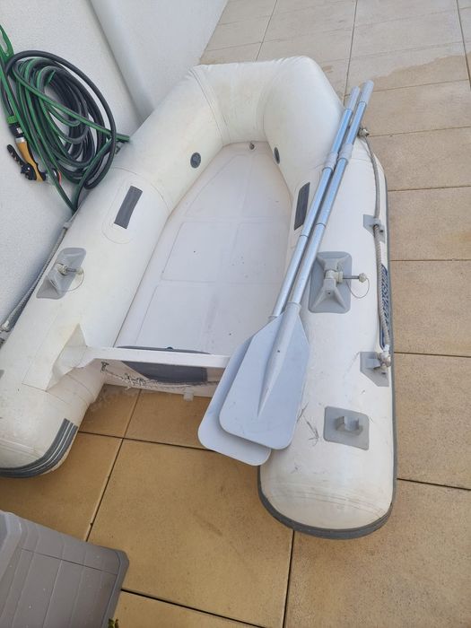 Barco insuflável e outro semi rígido, ambos novos.