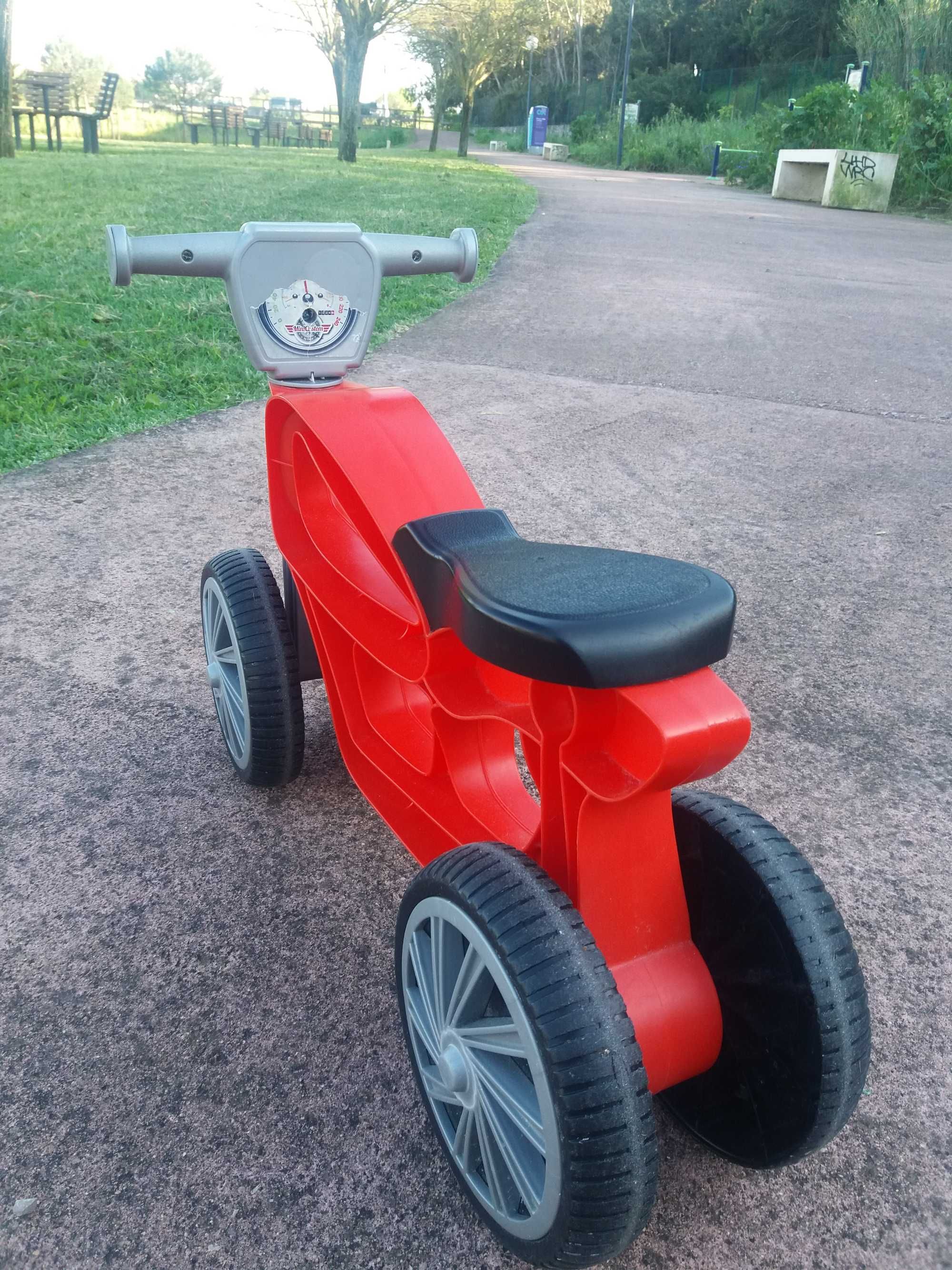 Triciclo sem pedais para criança pequena