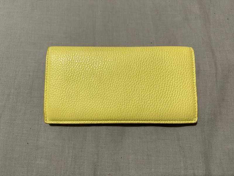 carteira amarela tous com letras amarelas escuras