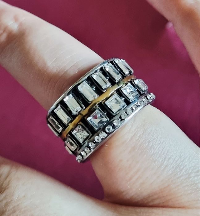Anel bicolor, em aço, com zirconias e pedras de vidro. T17