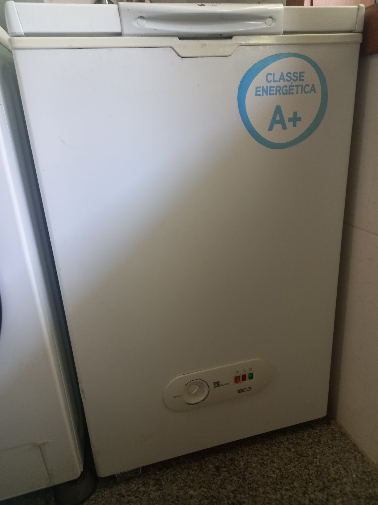 Mesa de vidro temperado,mais 4 cadeiras. 1 arca totalmente funcional