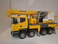 Ciężarówka Scania z dźwigiem Liebherr Bruder 3571