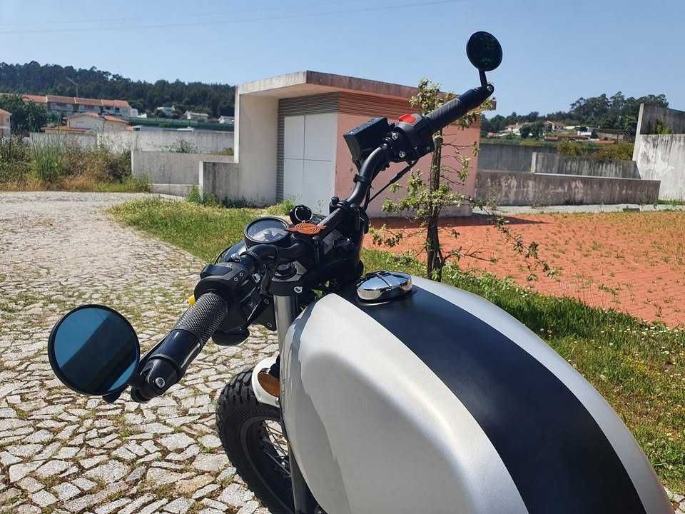 Mutt Akita 125, ano 2022, em excelente estado.