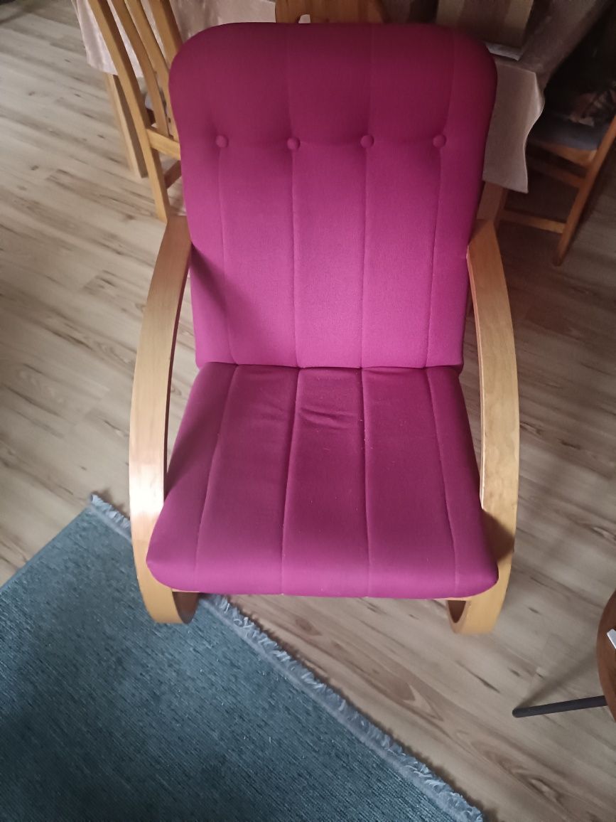 Czerwona sofa z fotelami