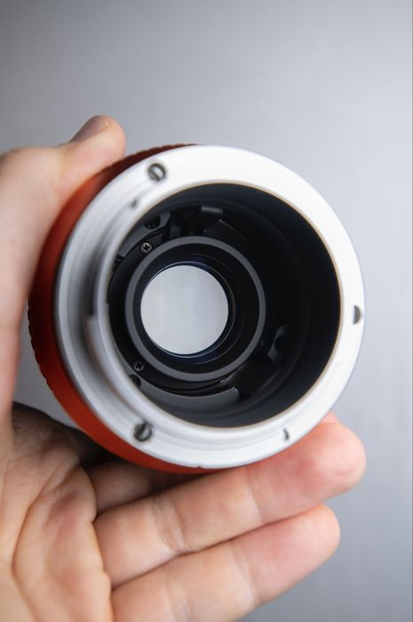 Lensbaby Velvet 28mm f/2.5 для Canon RF