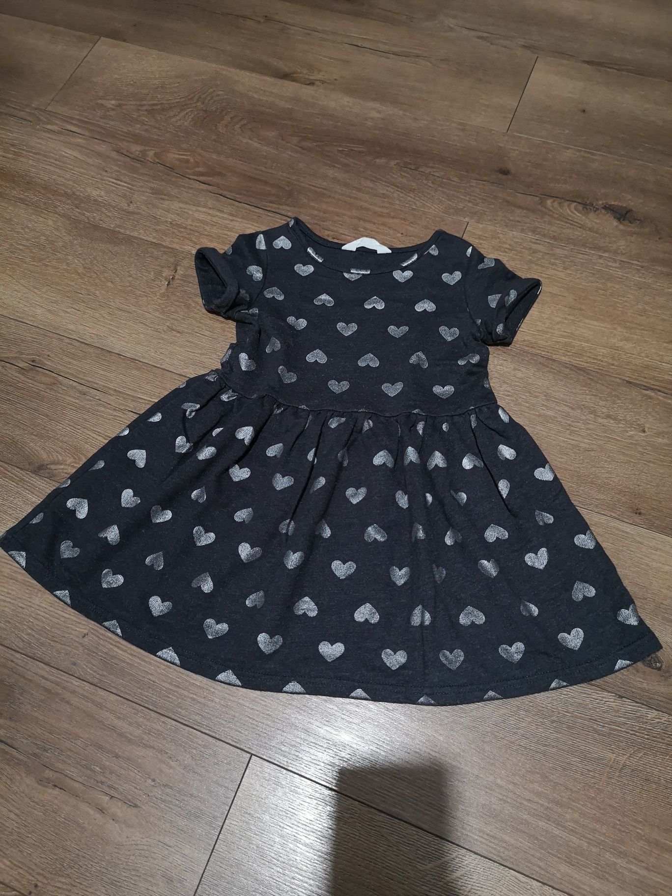 Krótka dresowa sukienja szara, serduszka, HM, 98-104