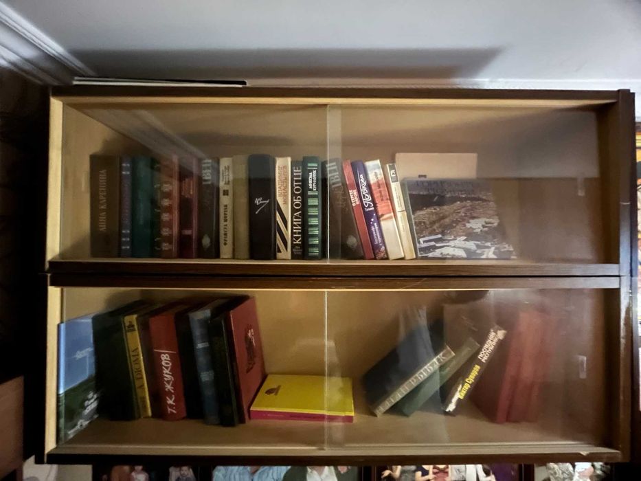 Книжні навісні полки