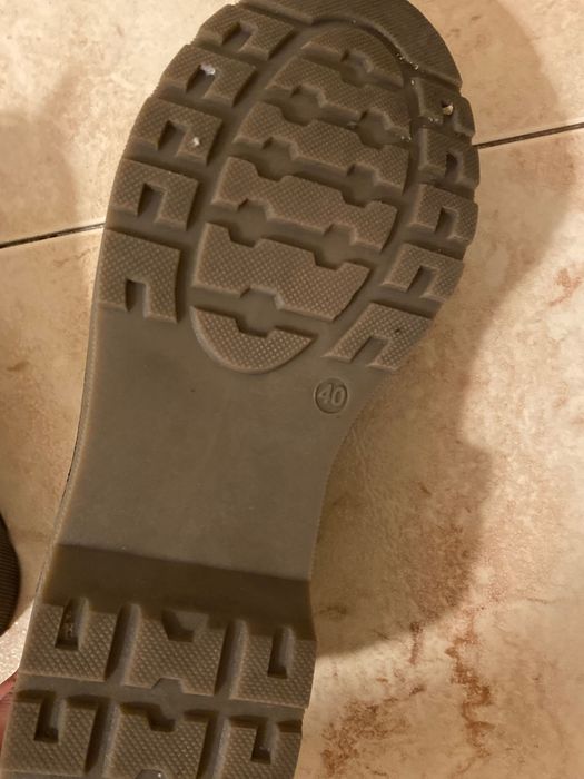 Sapato em verniz castanho