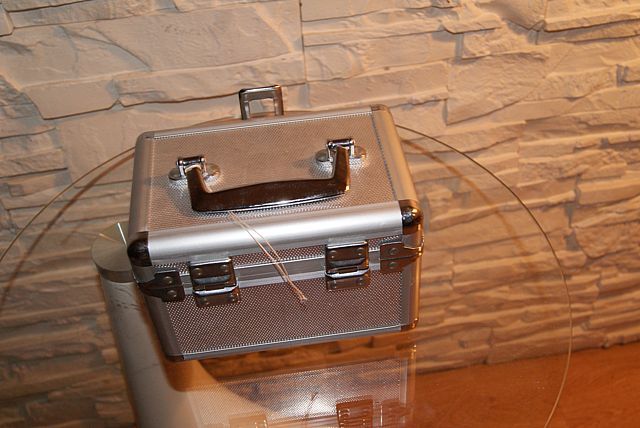 Skrzyneczka aluminum kosmetyki