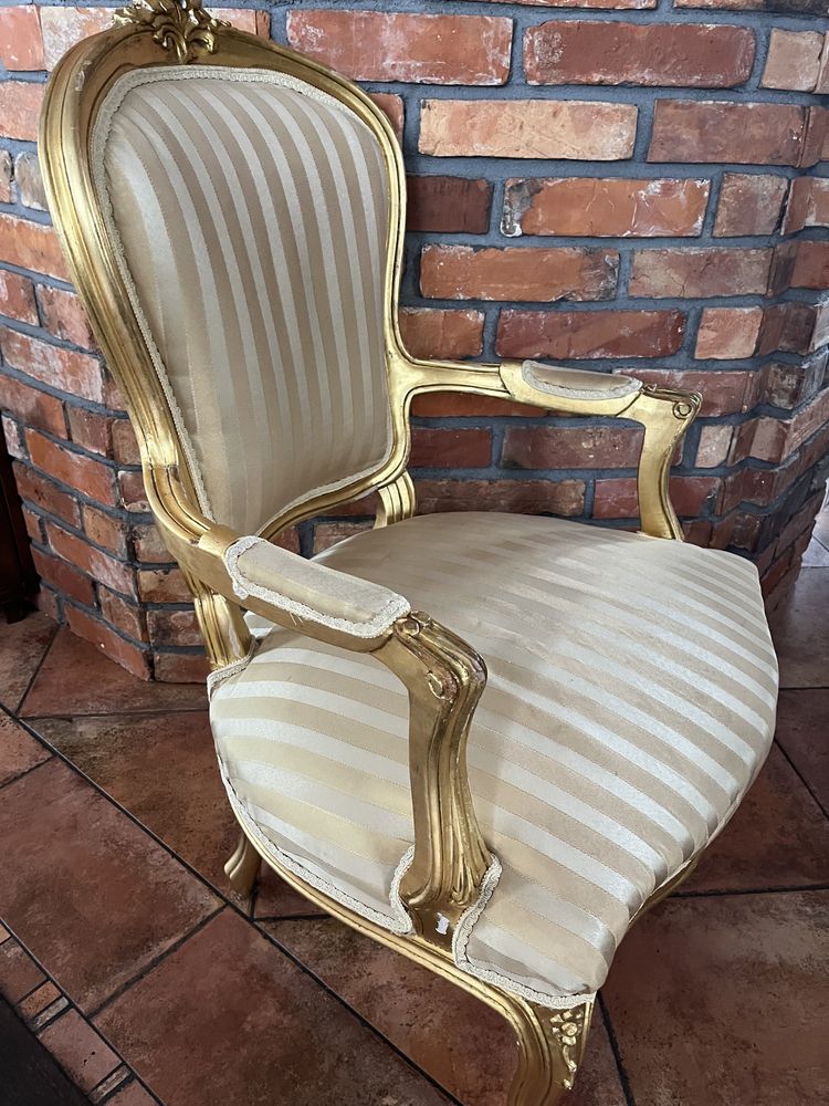 Krzesło fotel Ludwik gięte nogi złoty z Włoch