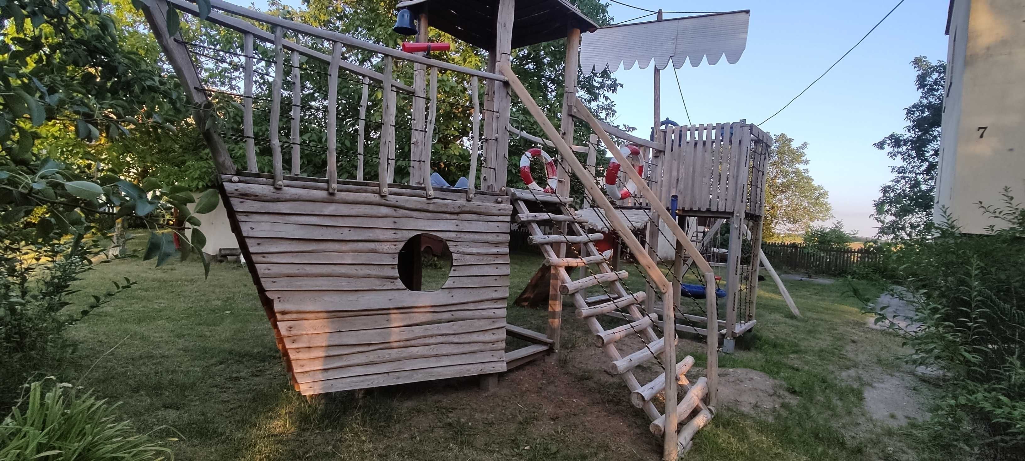 Ogromny drewniany plac zabaw statek tyrolka ślizg huśtawki
