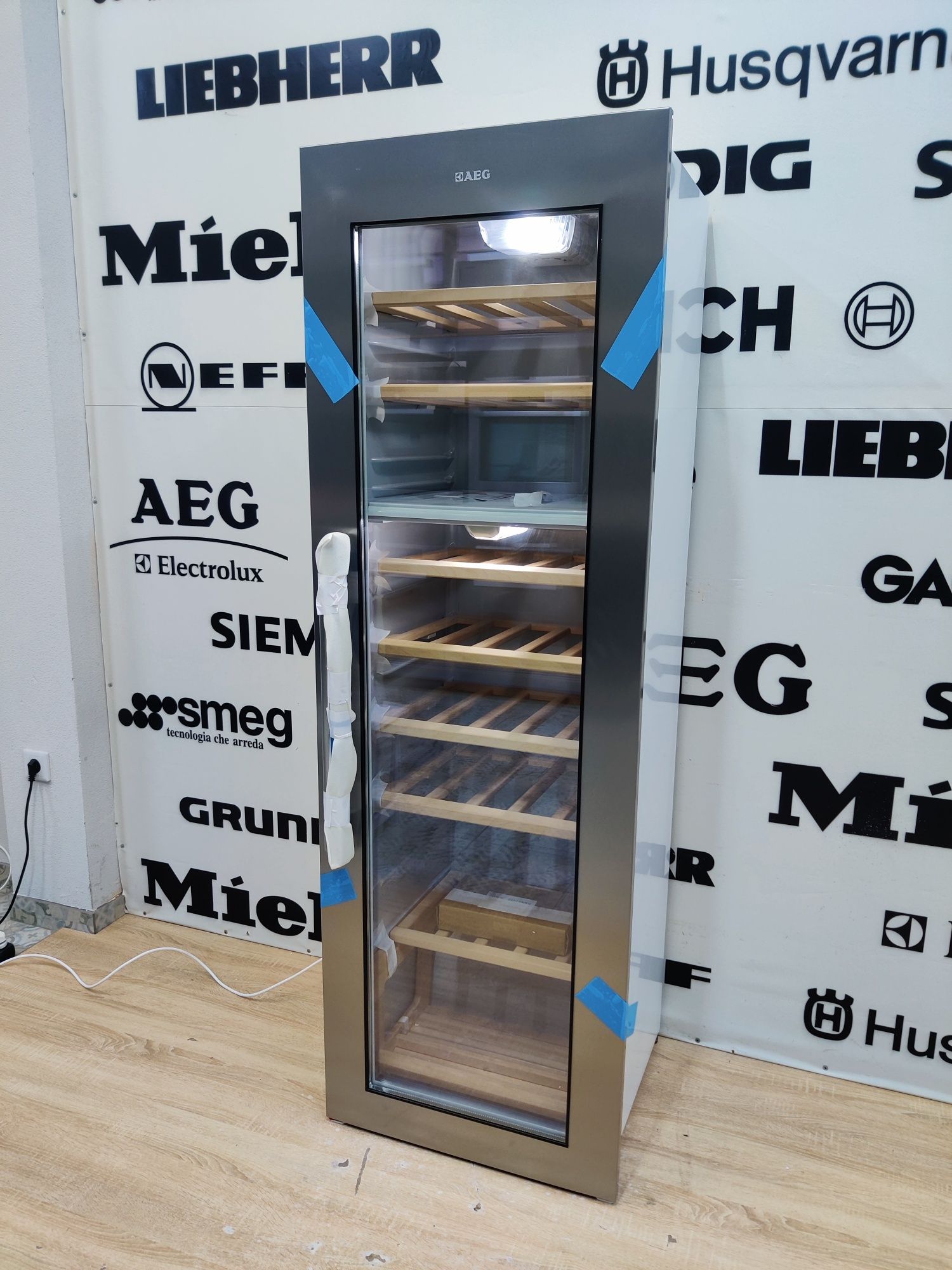 Шикарний вбудований шкаф для вина SMEG™. Фасад нерж+скло. Італія!