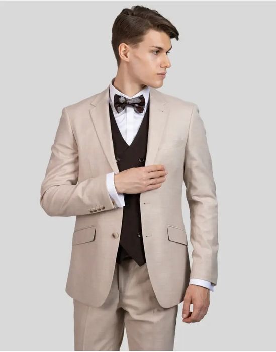 Garnitur vestus beżowy modny na lato