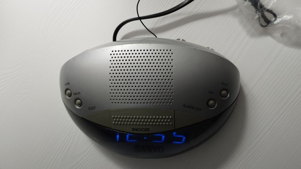 Relógio despertador rádio