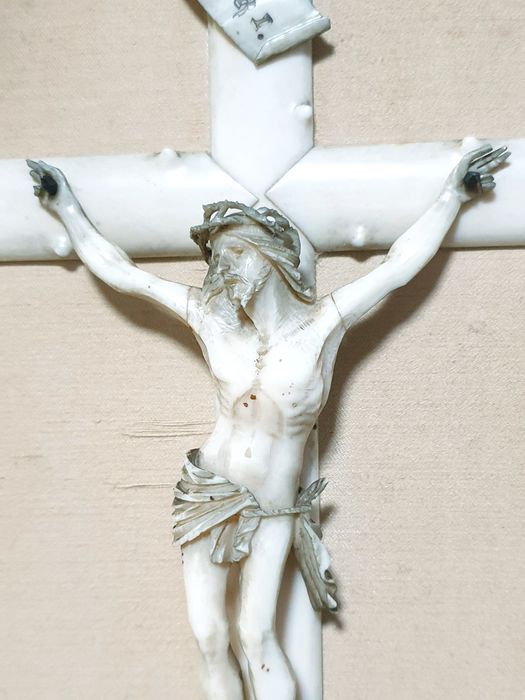 Maravilhoso raro precioso crucifixo esculpido do Sec. XVIII emoldurado