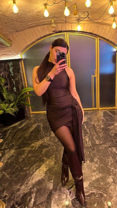 Коричнева атласна сукня с