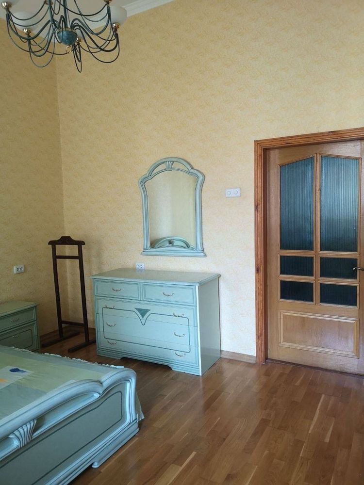 Вул. Євгена Чикаленка ( Пушкінська ),31-в, охайна 2 к.кв., 80 кв.м