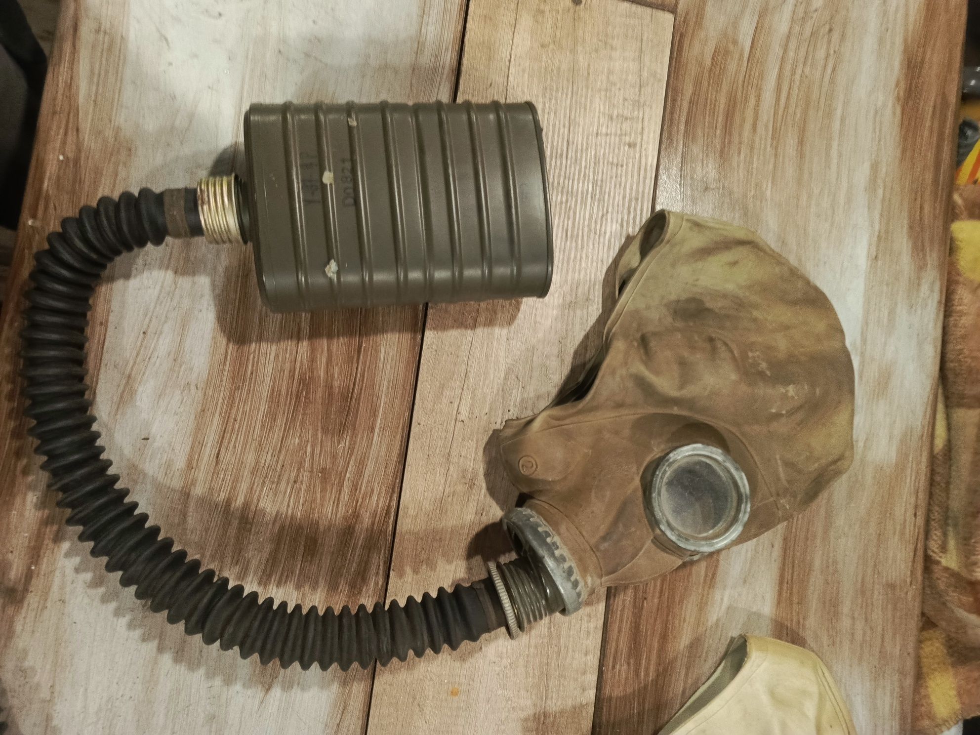 Militaria stare maski gazowe z PRL
