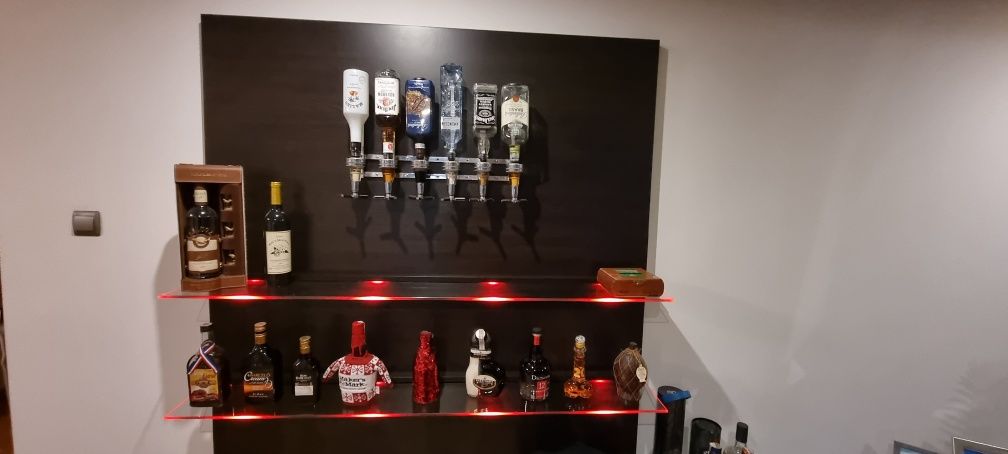 Bar wiszący na alkohole